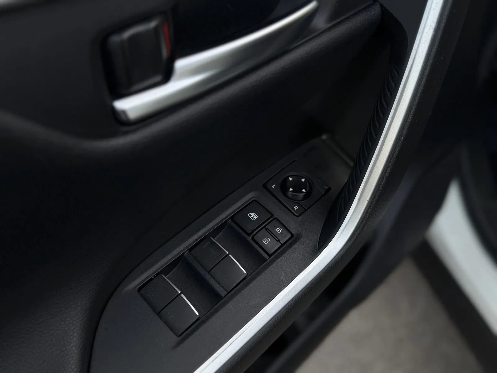 Used 2020 Toyota RAV4 XSE AWD/4WD image 25