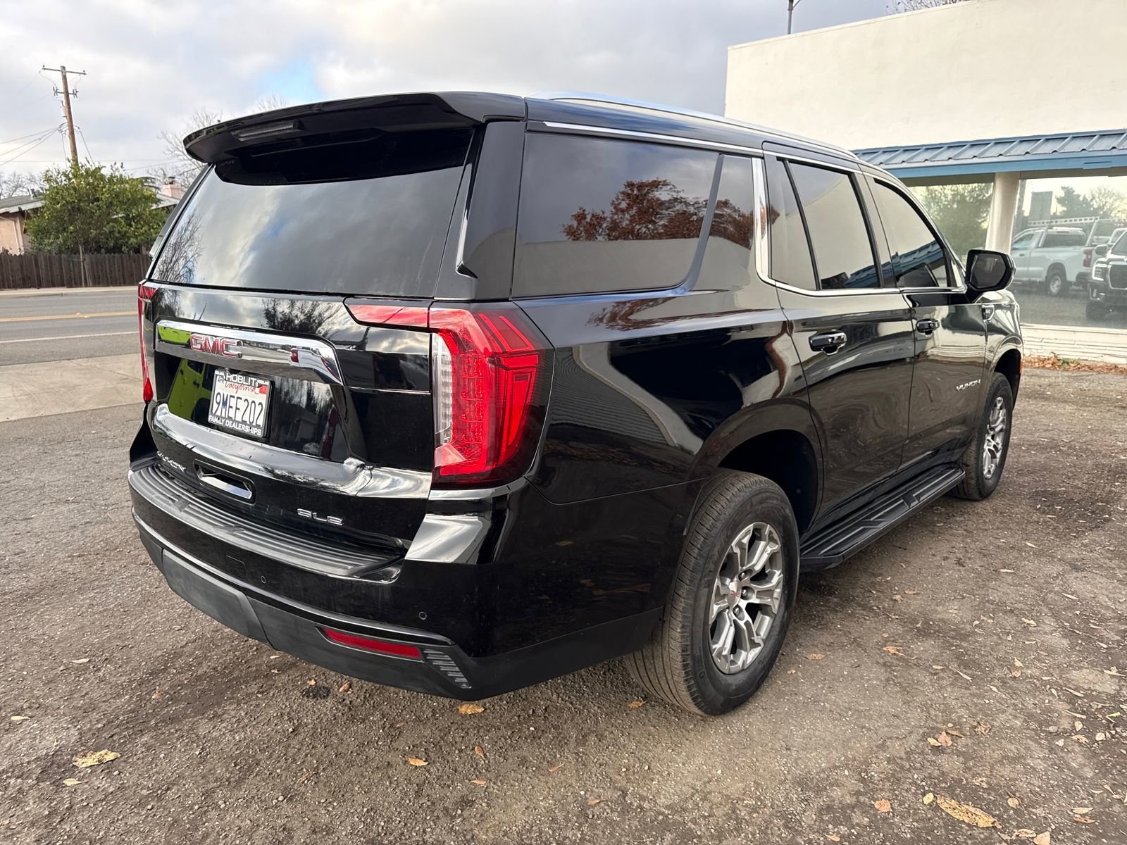 Used 2024 GMC Yukon SLE w/ Gmc Pro Safety Plus Package image 5