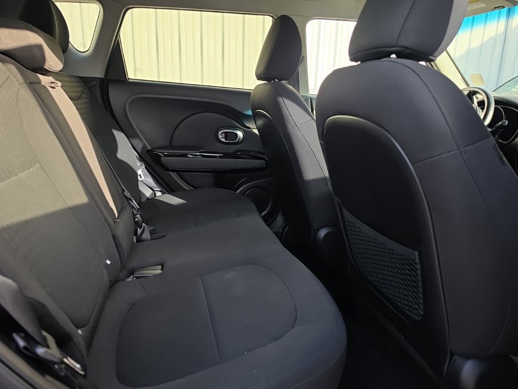 Used 2015 Kia Soul ! FWD image 21