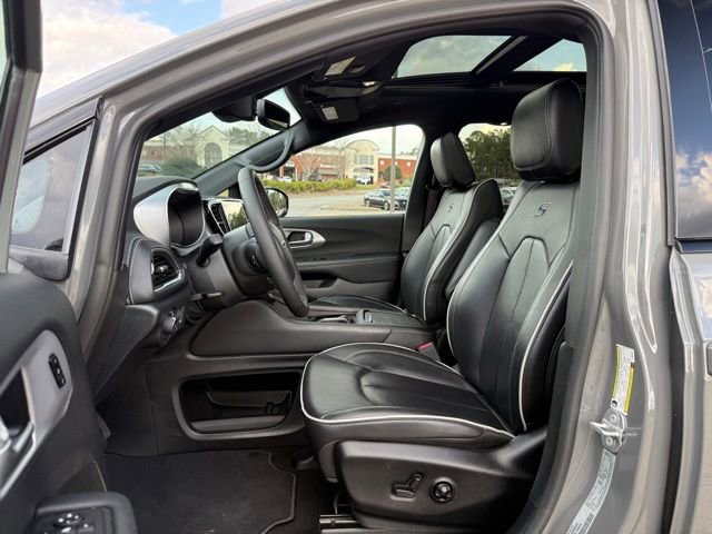Used 2025 Chrysler Pacifica Limited image 13