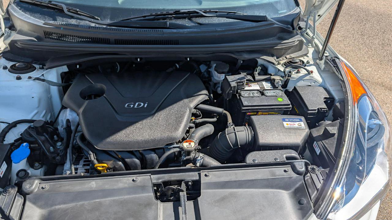 Used 2016 Hyundai Veloster FWD image 9