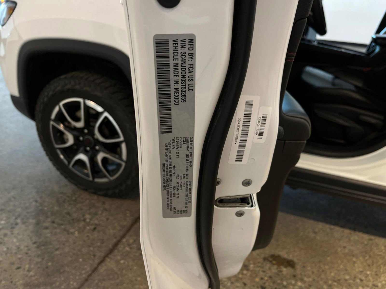 Used 2025 Jeep Compass Trailhawk AWD/4WD image 29