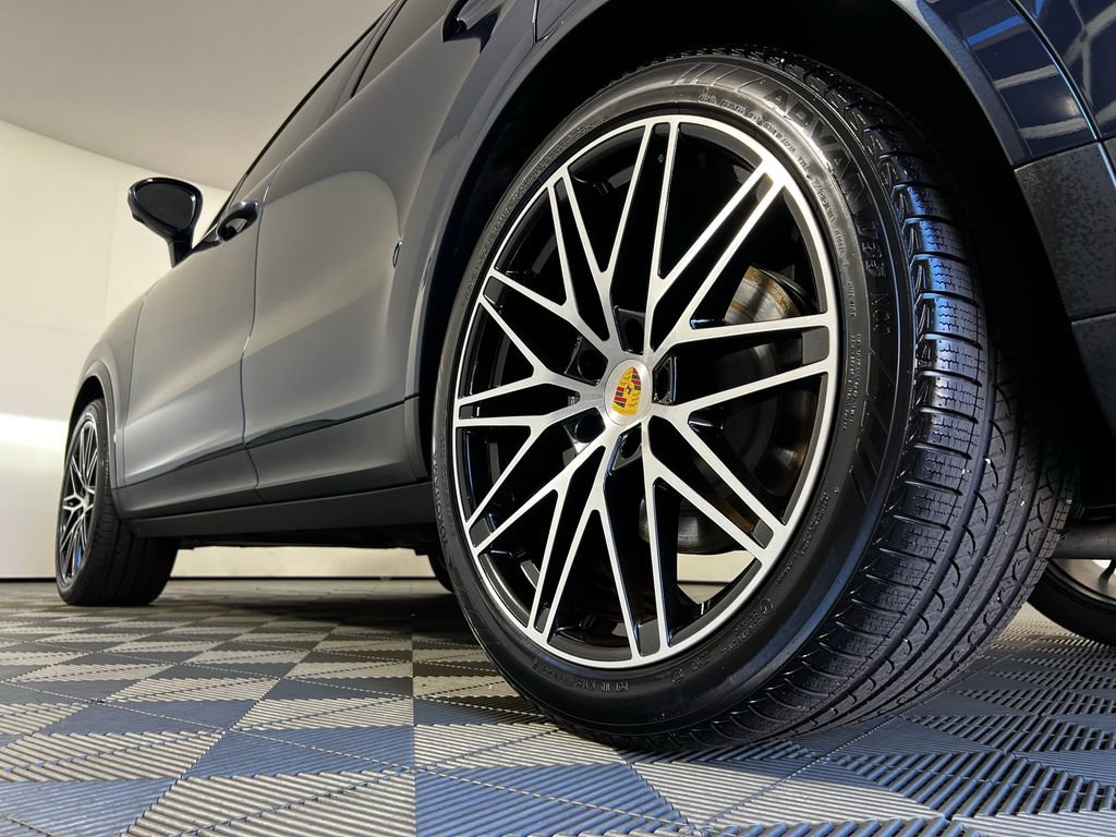 Used 2024 Porsche Cayenne Coupe image 30