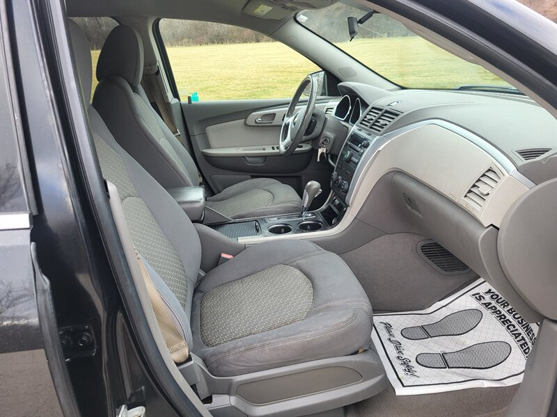 Used 2012 Chevrolet Traverse LT FWD image 12