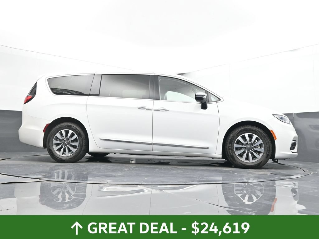 Used 2023 Chrysler Pacifica Limited FWD image 48