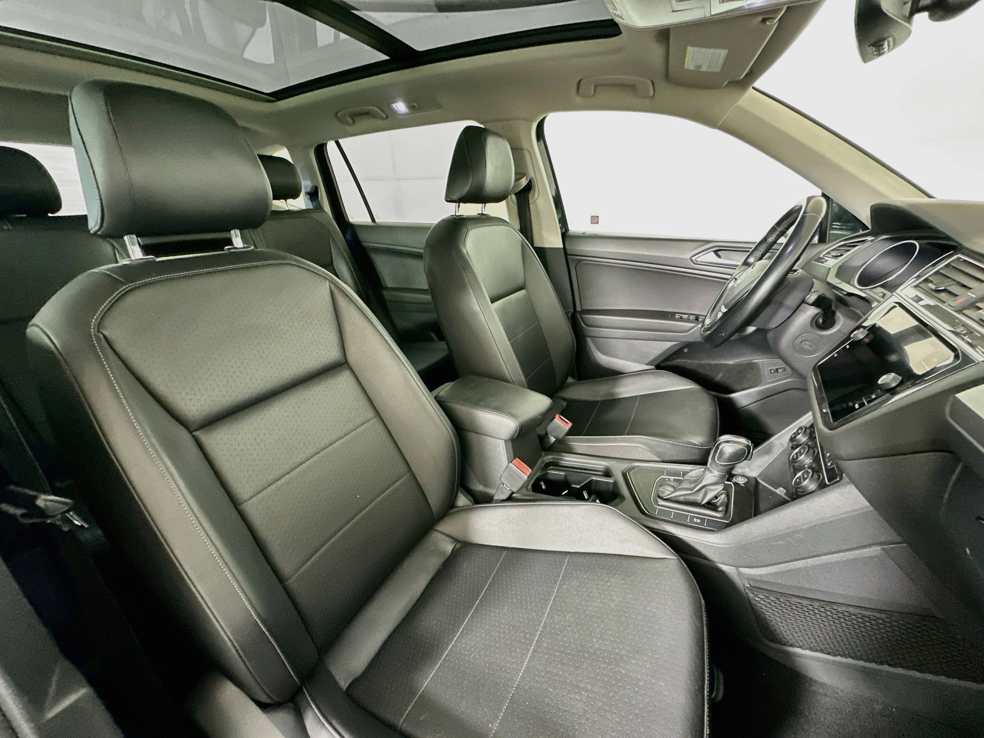 Used 2018 Volkswagen Tiguan SEL FWD image 33