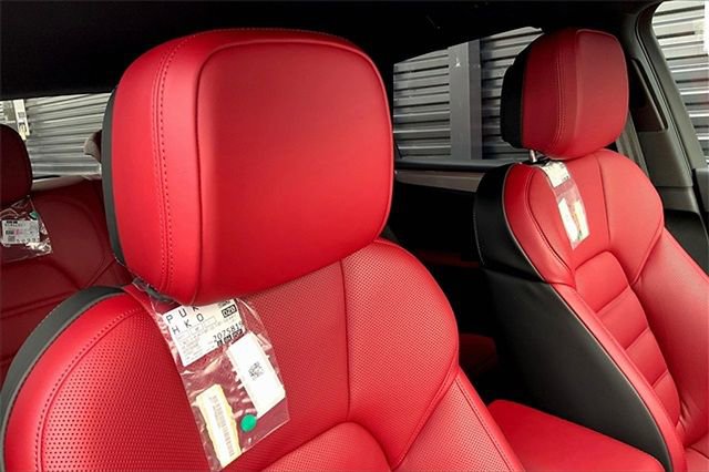 Certified 2026 Porsche Macan image 8