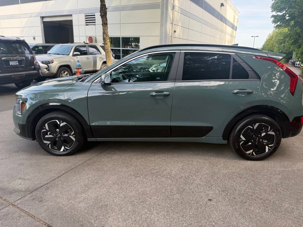 Used 2024 Kia Niro Wind w/ Wind Preserve Package FWD image 7