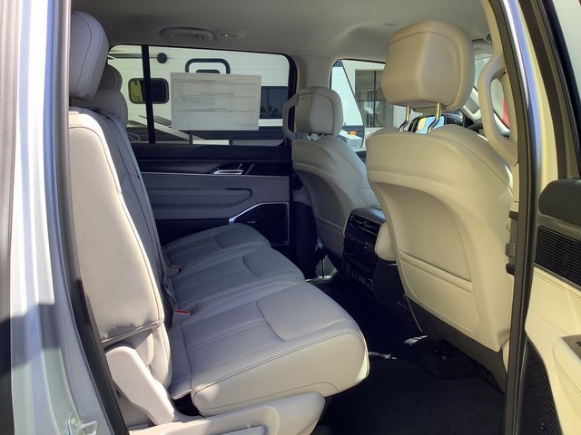 New 2023 Jeep Wagoneer Series III w/ Preferred Equipment Group image 39
