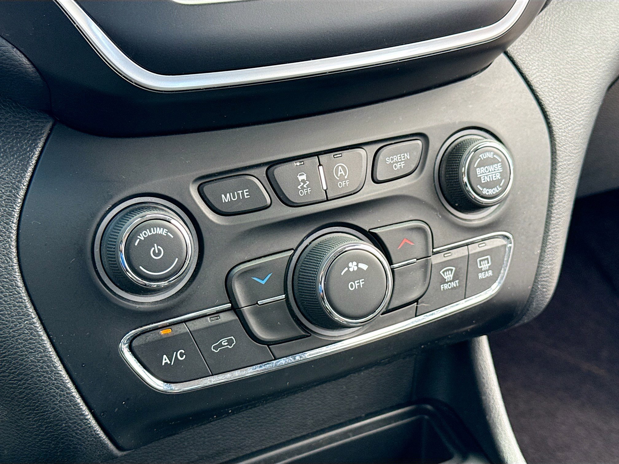 Used 2019 Jeep Cherokee Latitude w/ Cold Weather Group AWD/4WD image 11