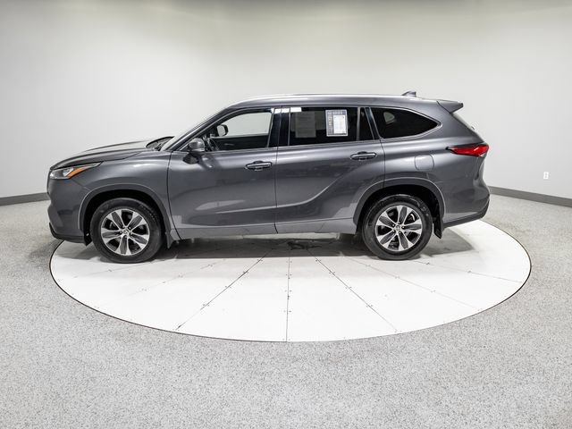 Used 2022 Toyota Highlander XLE AWD/4WD image 35