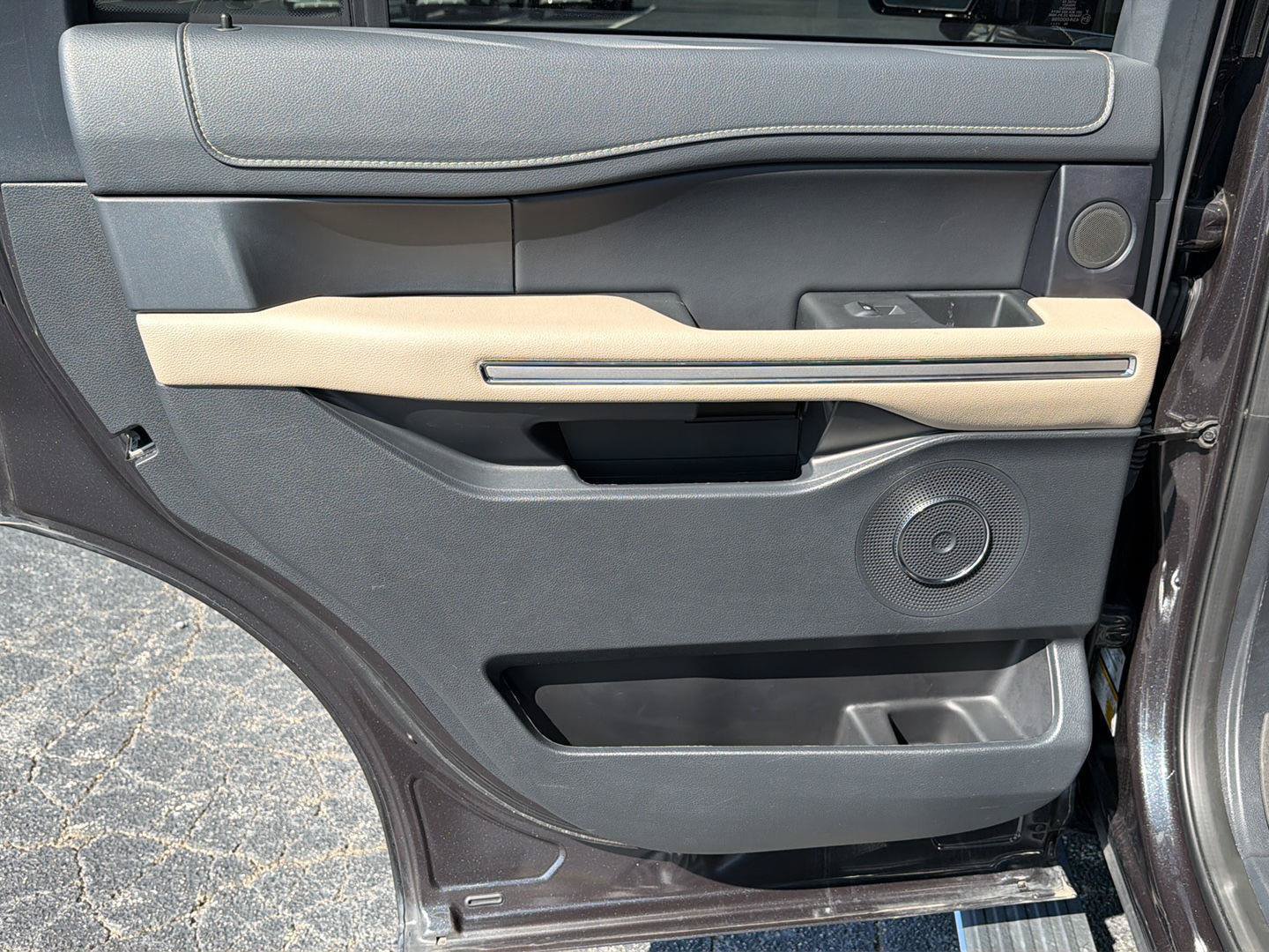 Used 2024 Ford Expedition Limited RWD image 18