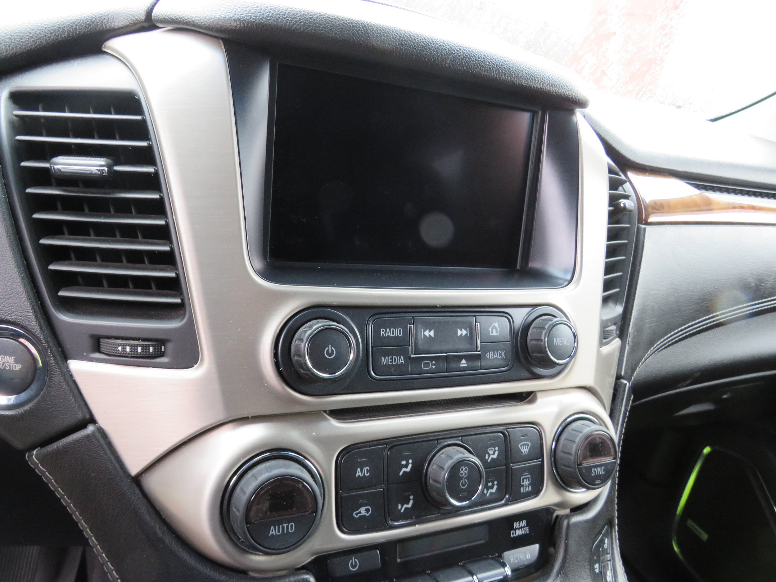 Used 2015 GMC Yukon Denali w/ Premium Package AWD/4WD image 9