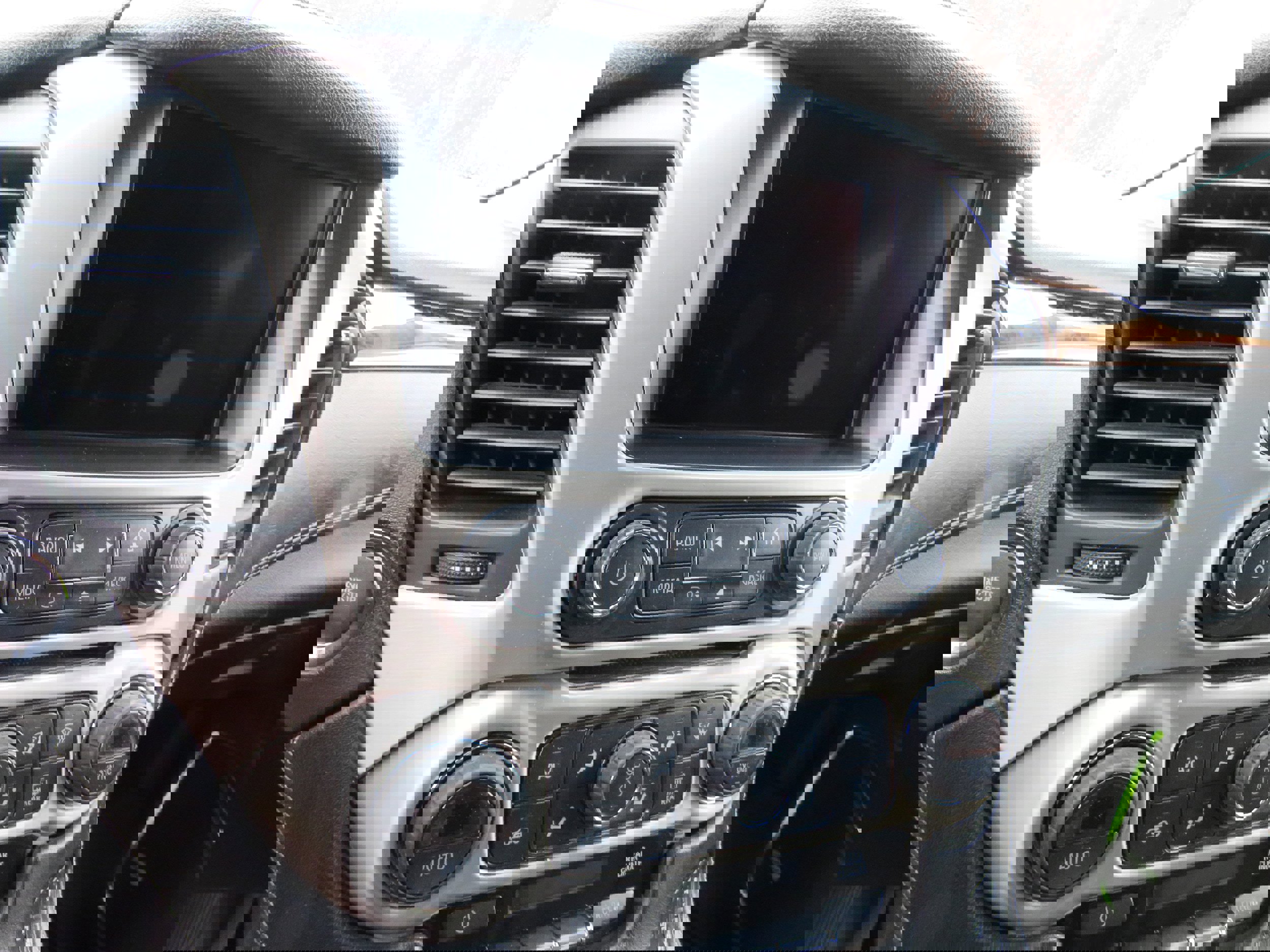 Used 2015 GMC Yukon Denali w/ Premium Package image 9