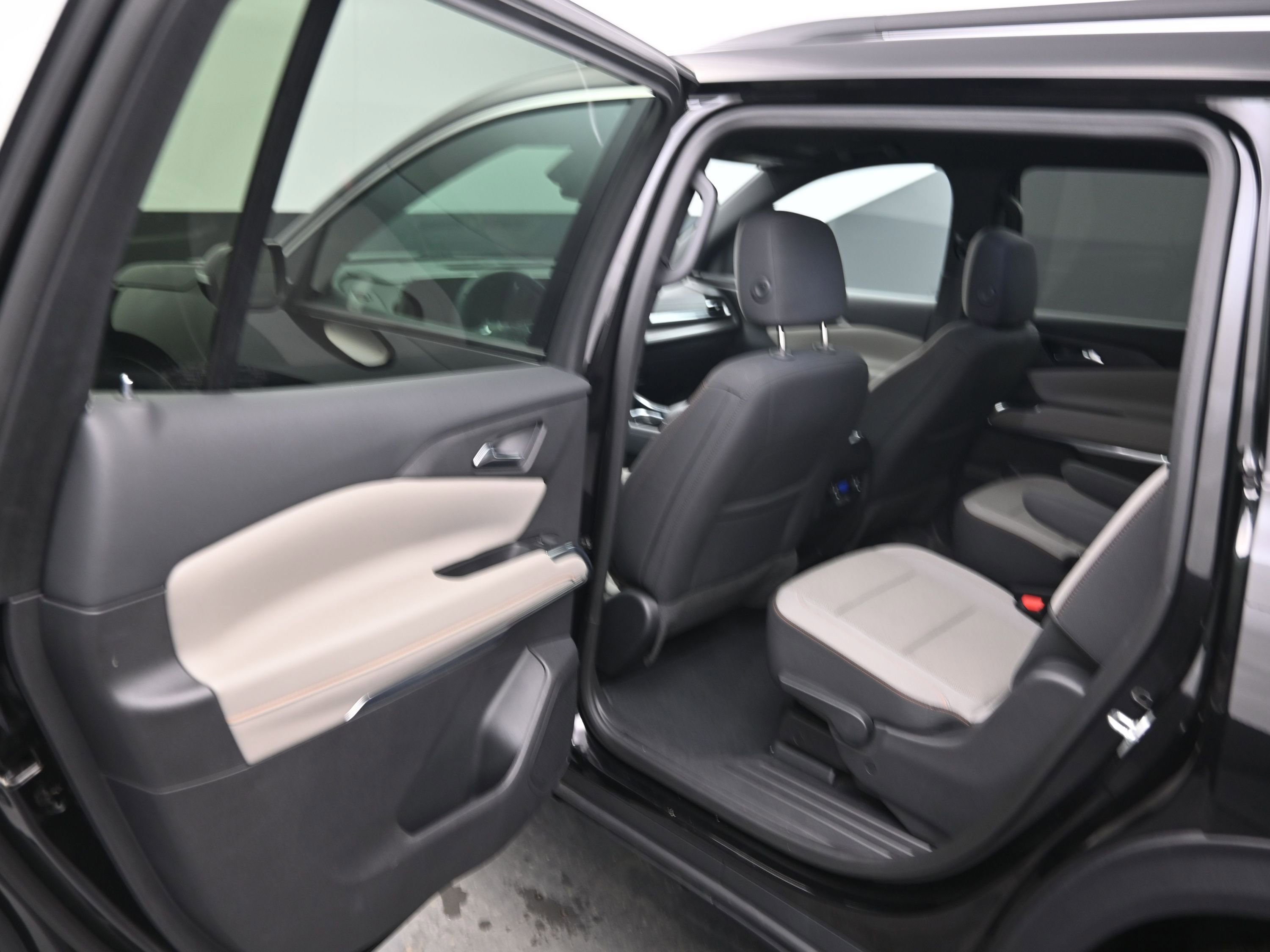 Used 2025 Chevrolet Traverse LT image 16