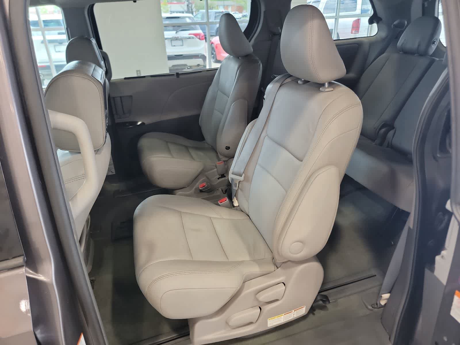 Used 2016 Toyota Sienna XLE FWD image 33