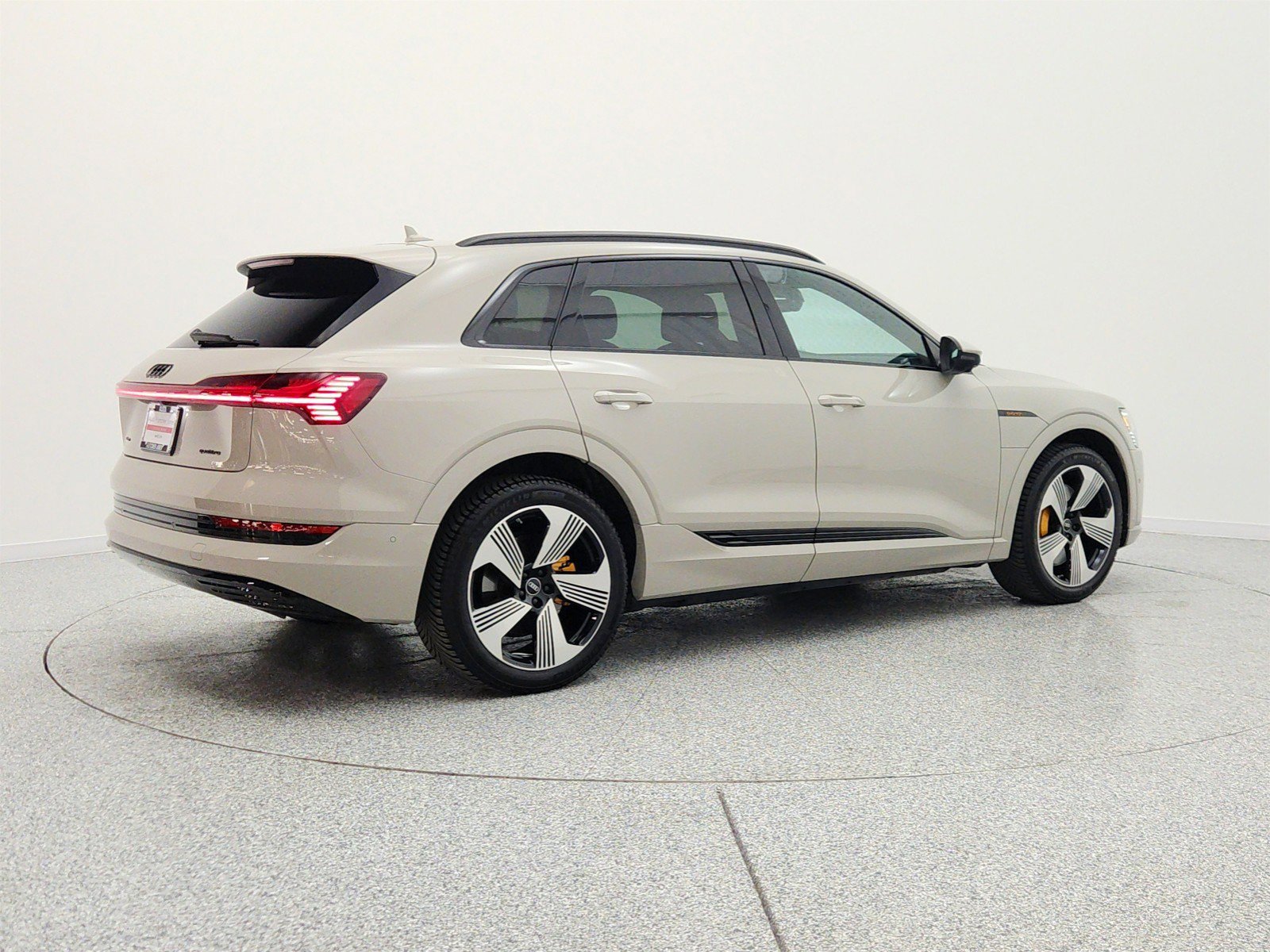 Used 2022 Audi e-tron Premium Plus AWD/4WD image 5