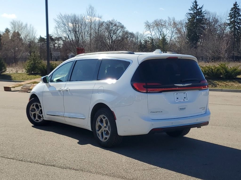 Used 2022 Chrysler Pacifica Limited image 3