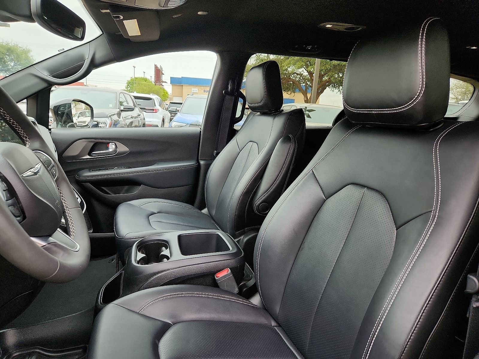 Used 2025 Chrysler Pacifica Select FWD image 12