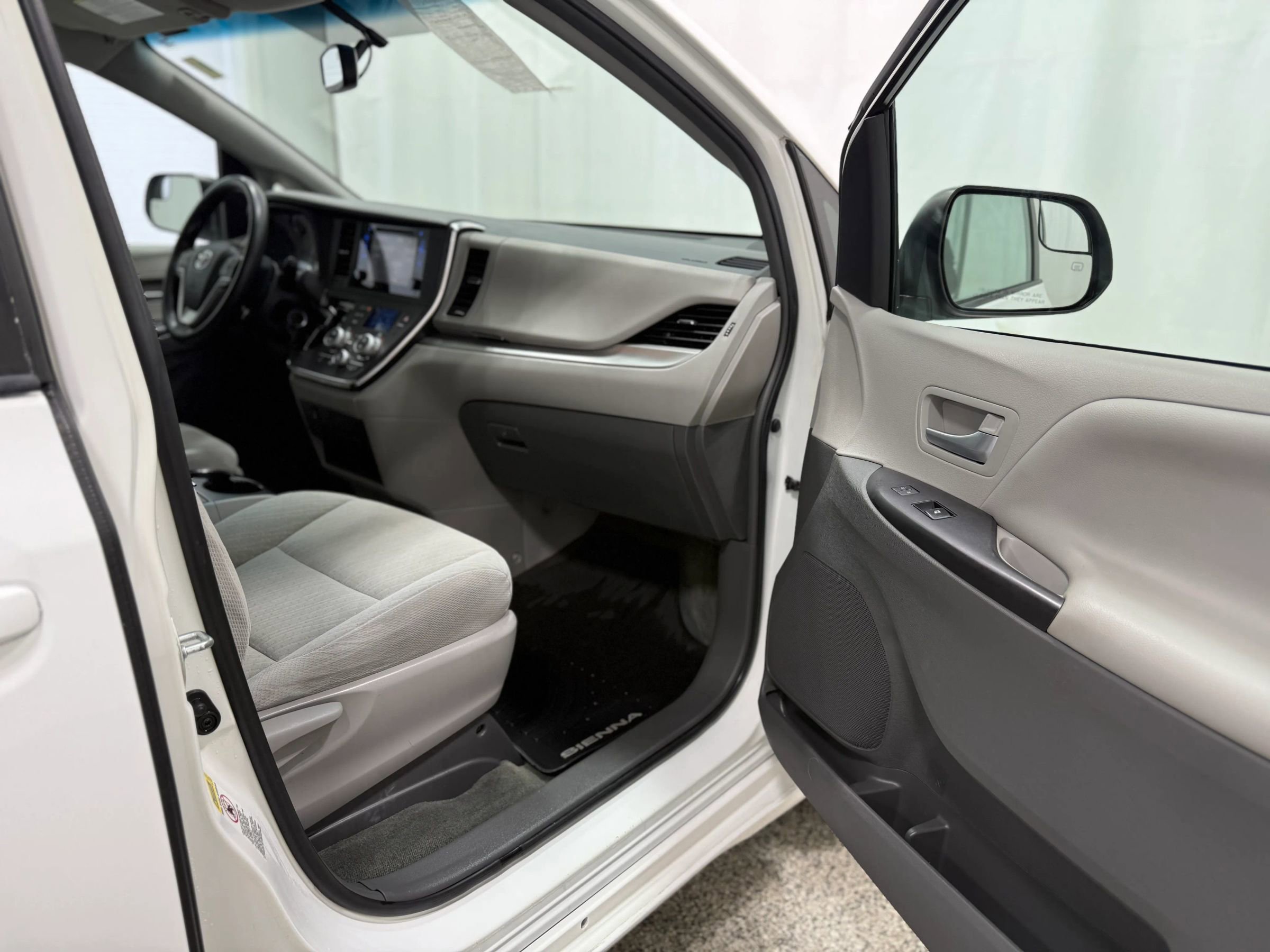 Used 2017 Toyota Sienna LE image 20