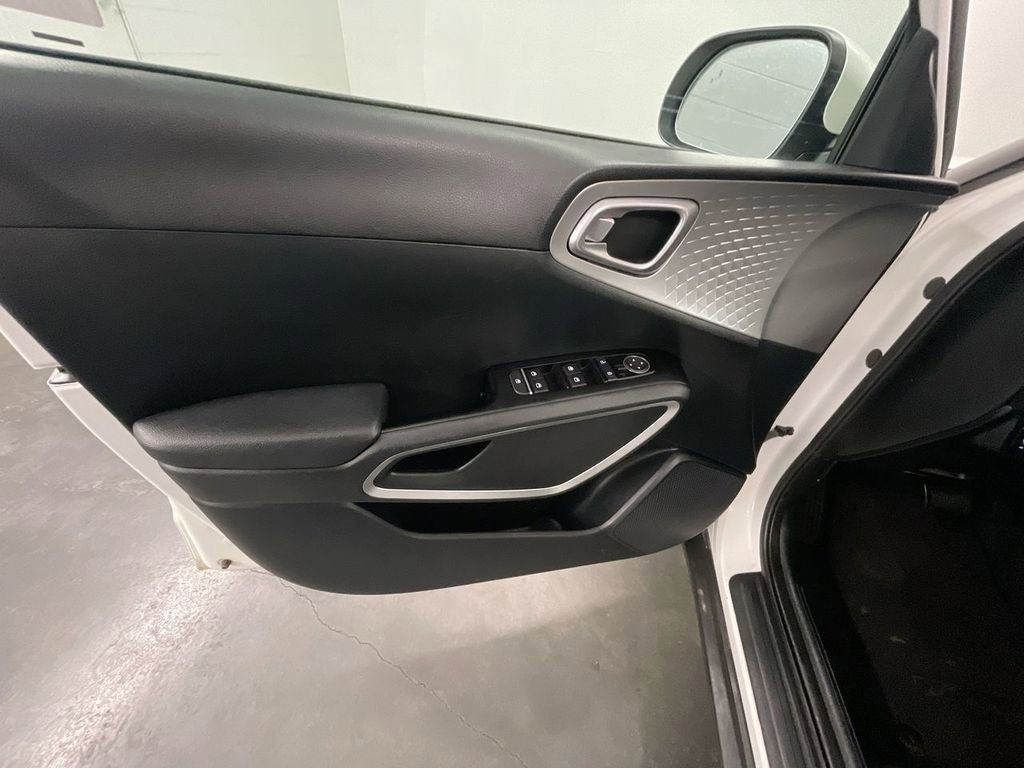 Used 2023 Kia Soul LX w/ LX Technology Package image 19