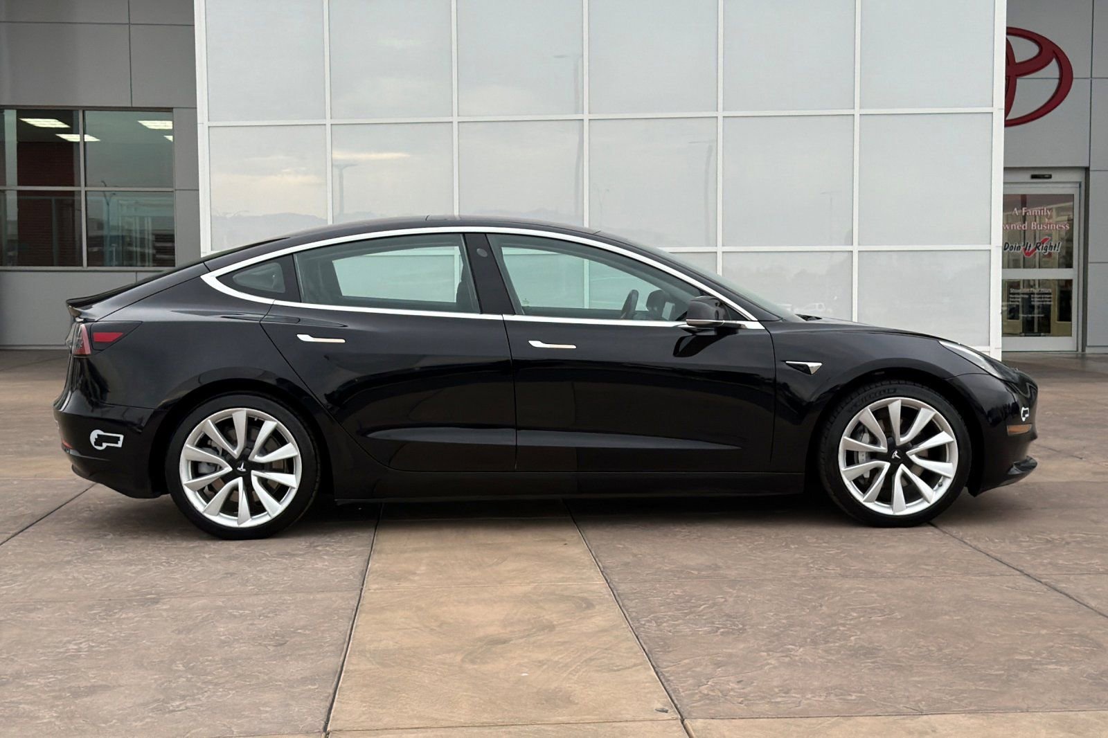 Used 2017 Tesla Model 3 Long Range image 3