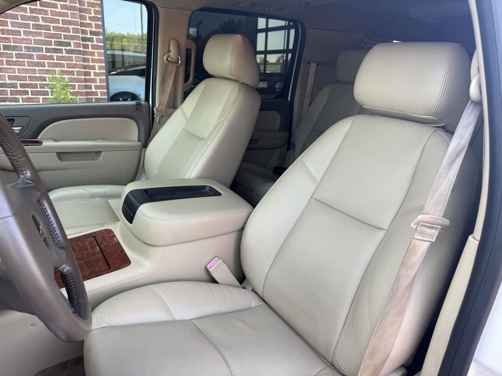 Used 2014 Chevrolet Suburban LTZ RWD image 14