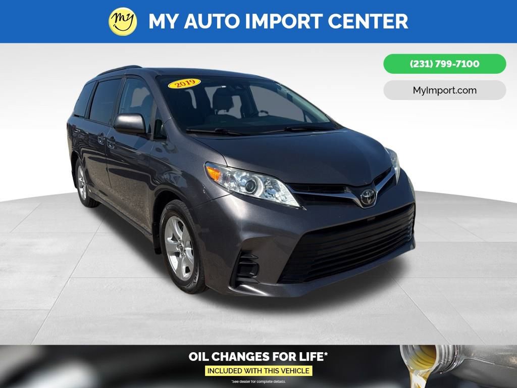 Used 2019 Toyota Sienna LE image 1