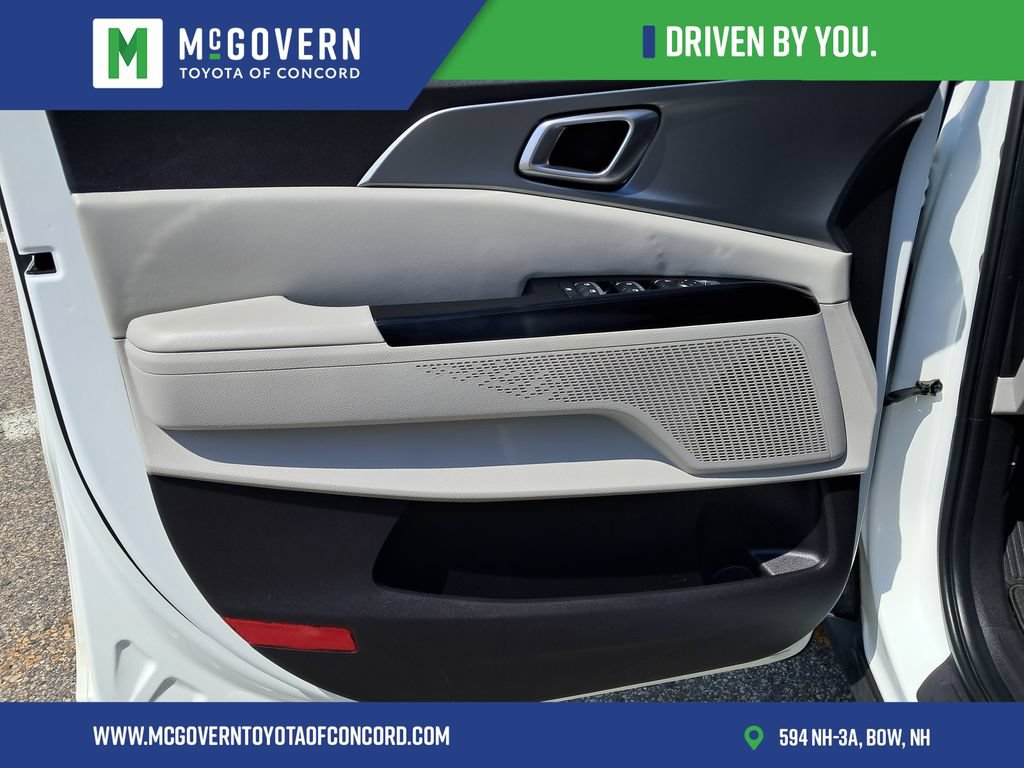 Used 2023 Kia Carnival LX FWD image 13