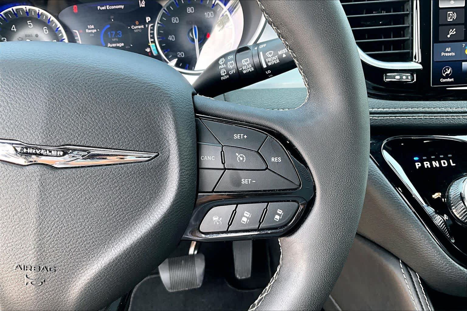 Used 2025 Chrysler Pacifica Limited FWD image 22
