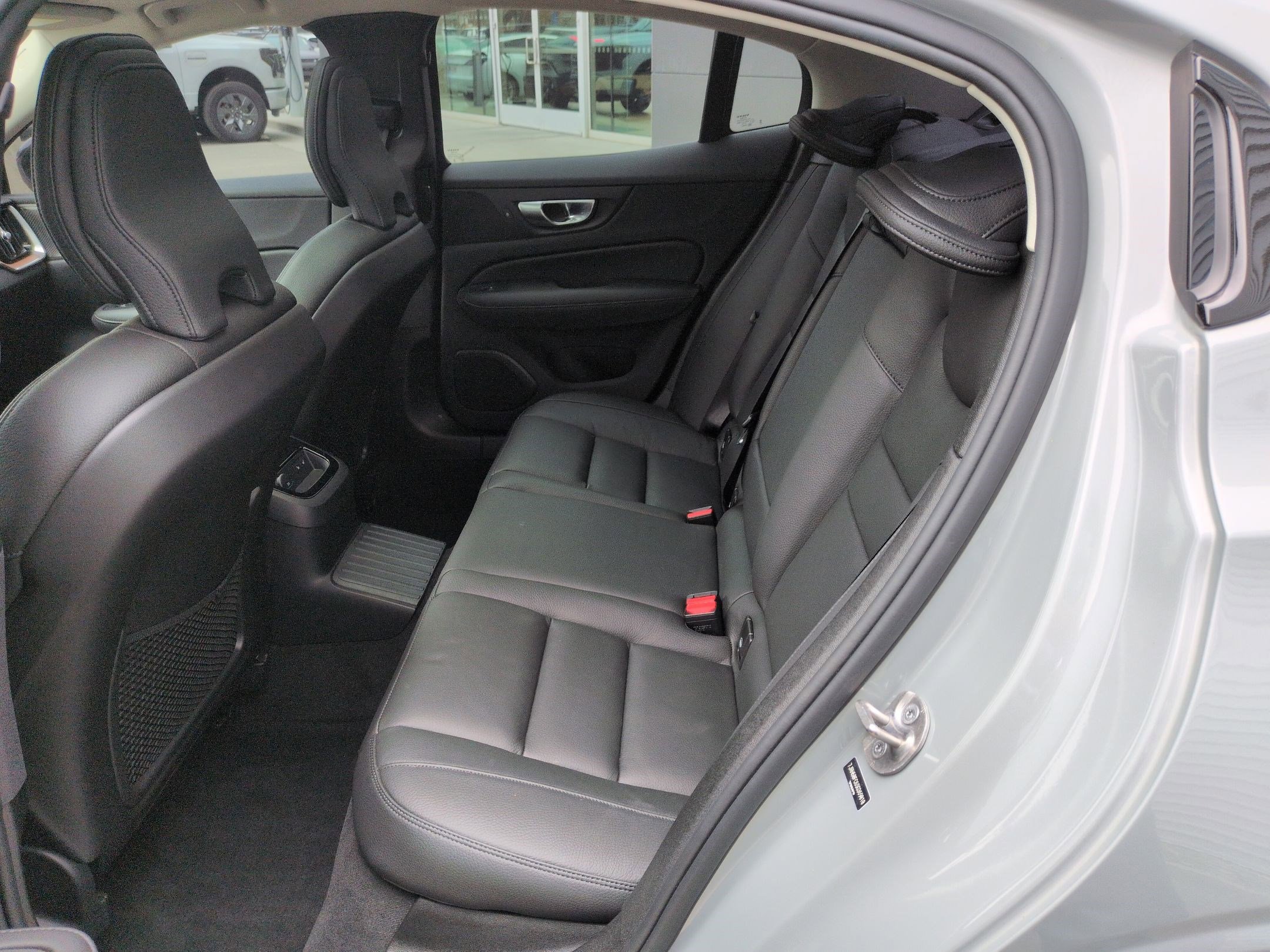 Used 2025 Volvo S60 T8 Plus image 27