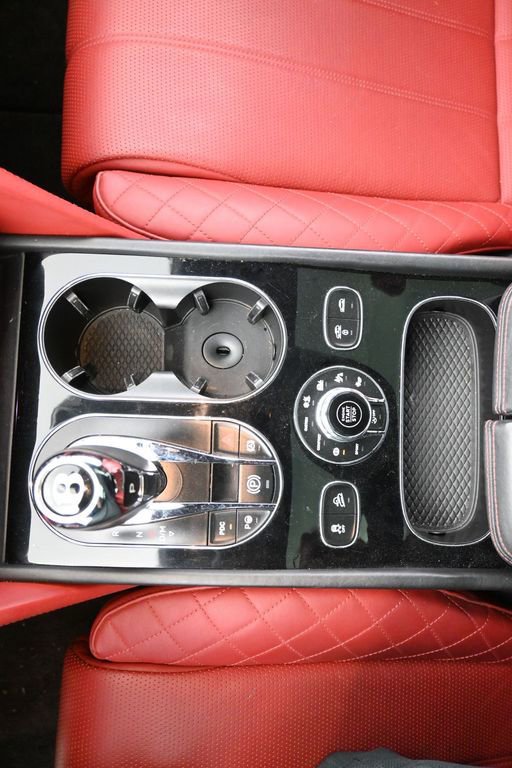Used 2018 Bentley Bentayga AWD/4WD image 17