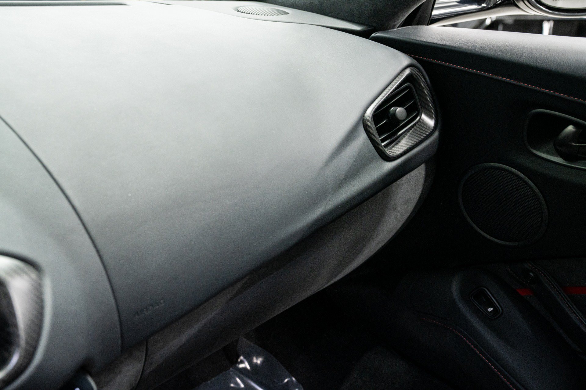 Used 2023 Aston Martin V8 Vantage Coupe RWD image 30