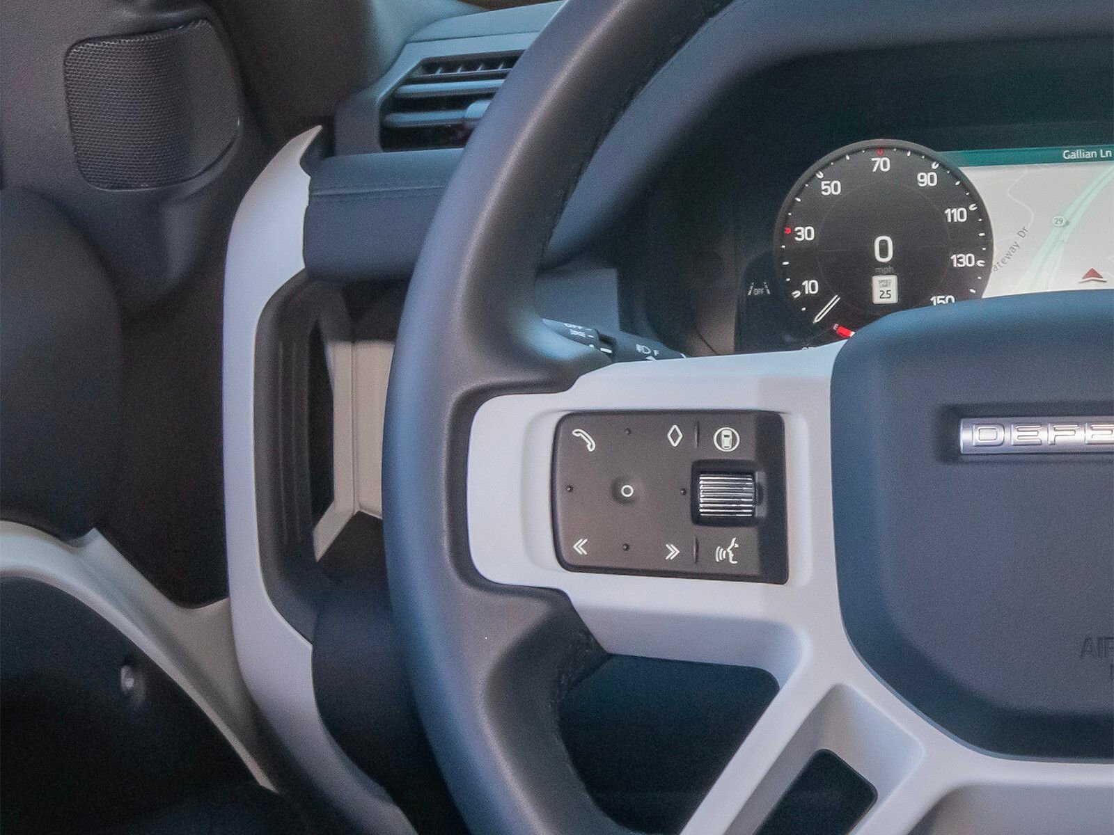 Used 2025 Land Rover Defender 90 S image 15