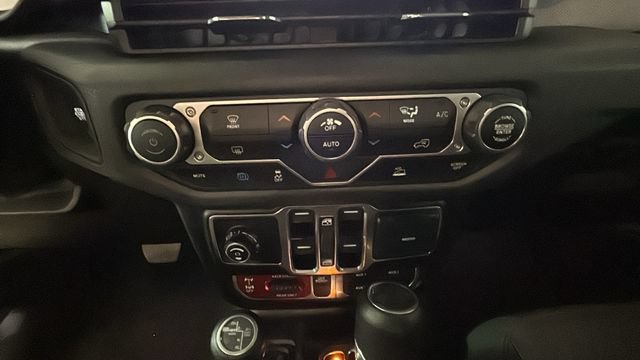 Used 2024 Jeep Wrangler Unlimited AWD/4WD image 21