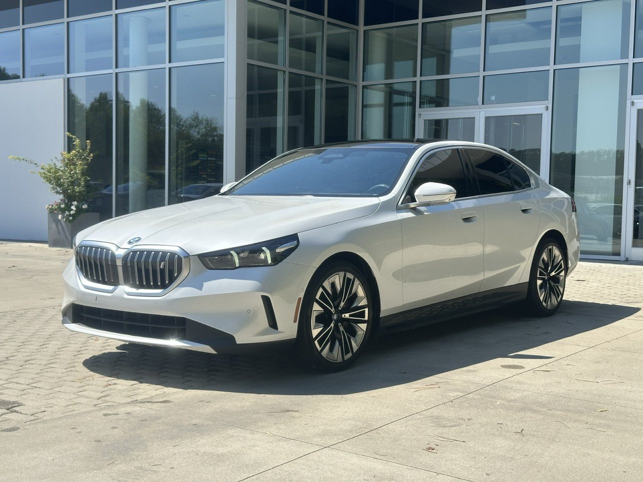 Used 2024 BMW i5 eDrive40i w/ M Sport Package RWD image 3