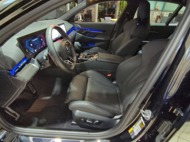 Used 2025 BMW M5 image 8