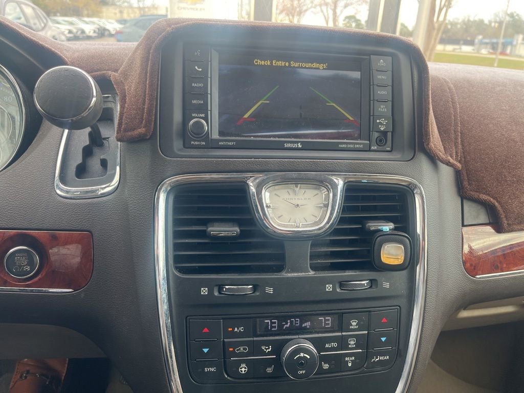 Used 2015 Chrysler Town & Country Touring-L w/ Driver Convenience Group image 12