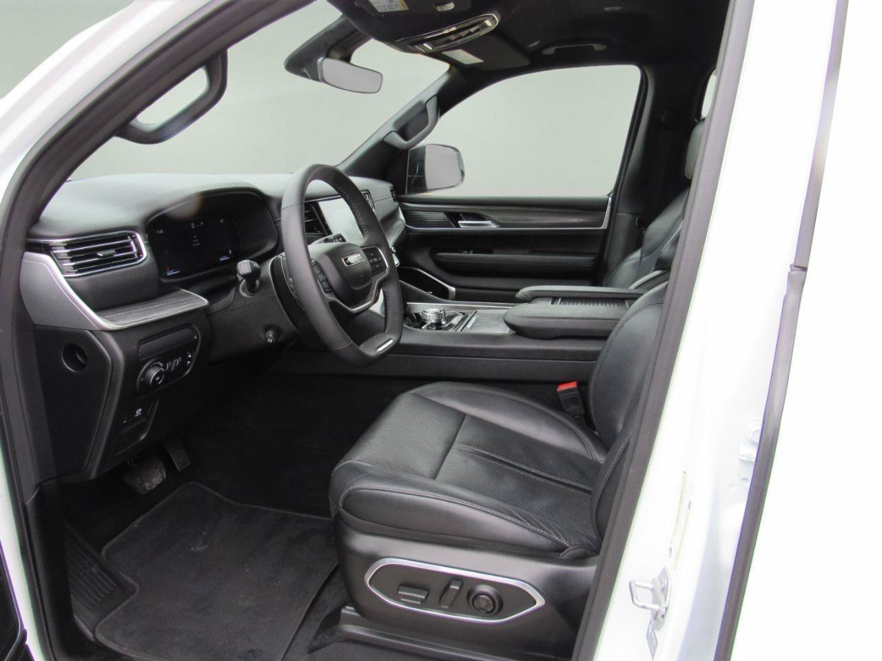 Used 2024 Jeep Wagoneer Series III AWD/4WD image 13