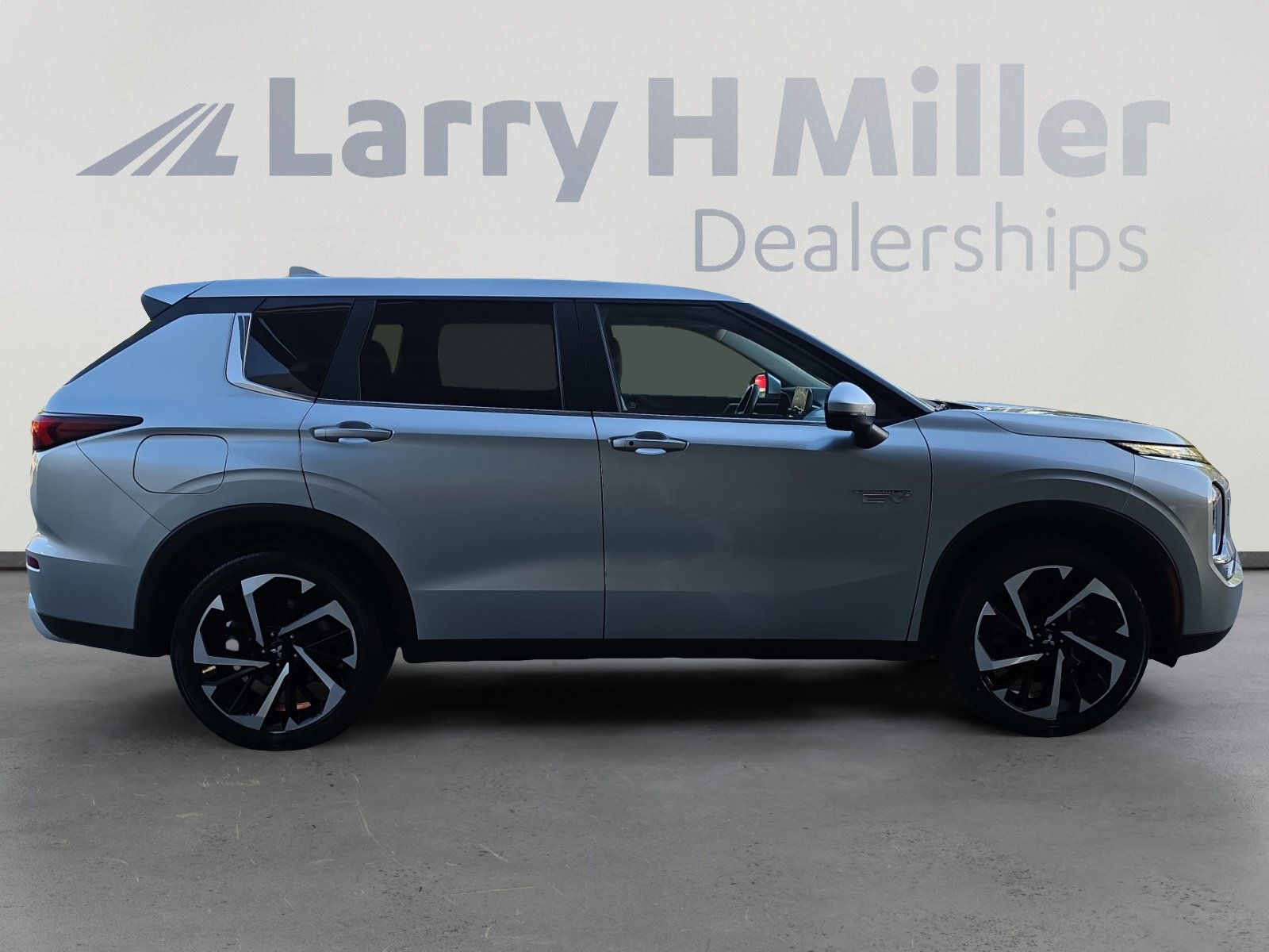 Used 2024 Mitsubishi Outlander 4WD Plug-In Hybrid image 6