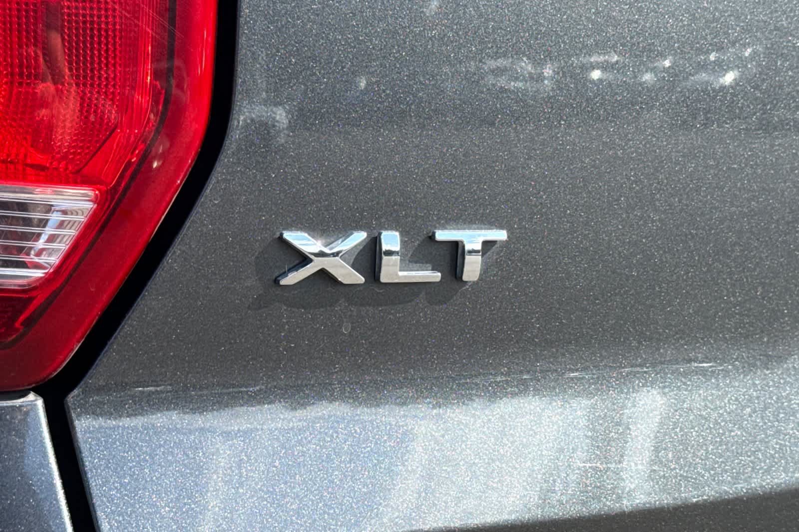 Used 2017 Ford Explorer XLT w/ Equipment Group 202A AWD/4WD image 29