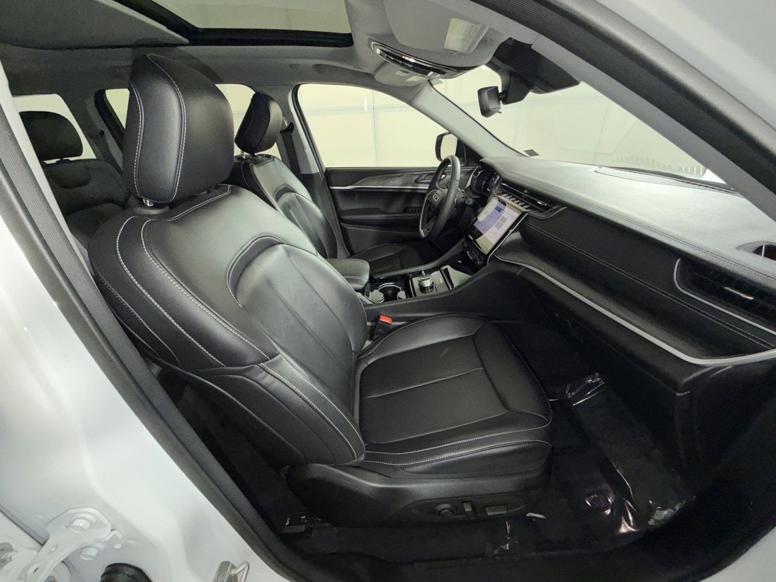 Used 2023 Jeep Grand Cherokee Limited w/ Black Appearance Package image 27