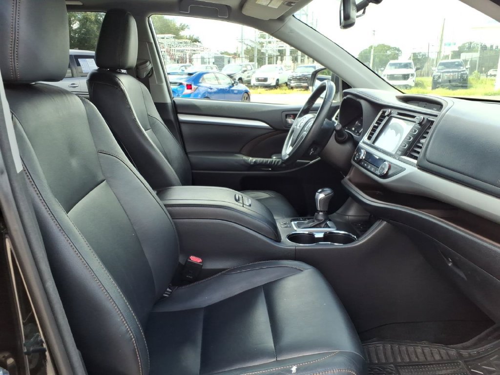 Used 2015 Toyota Highlander XLE FWD image 12