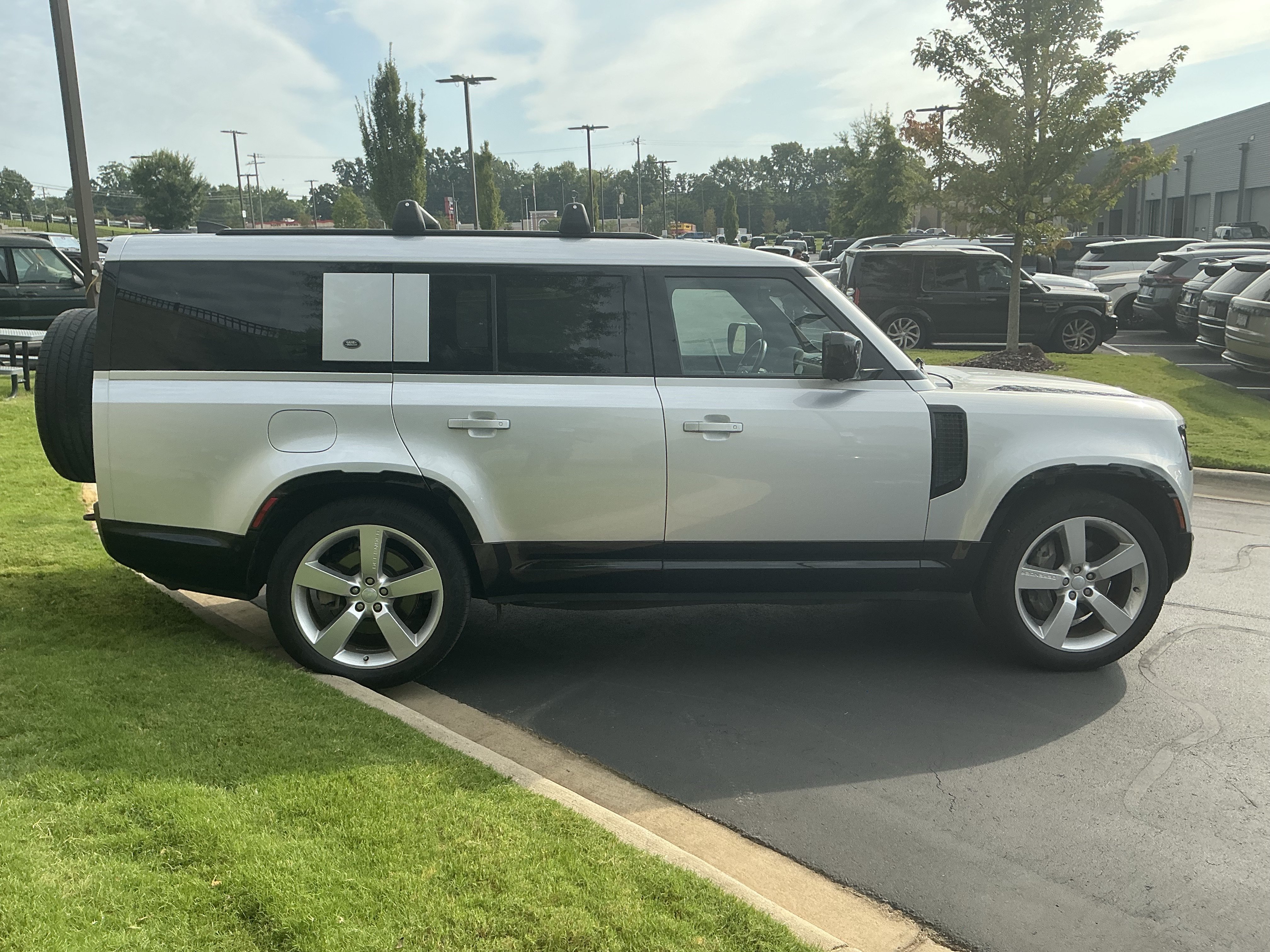 Certified 2023 Land Rover Defender 130 X-Dynamic SE AWD/4WD image 8