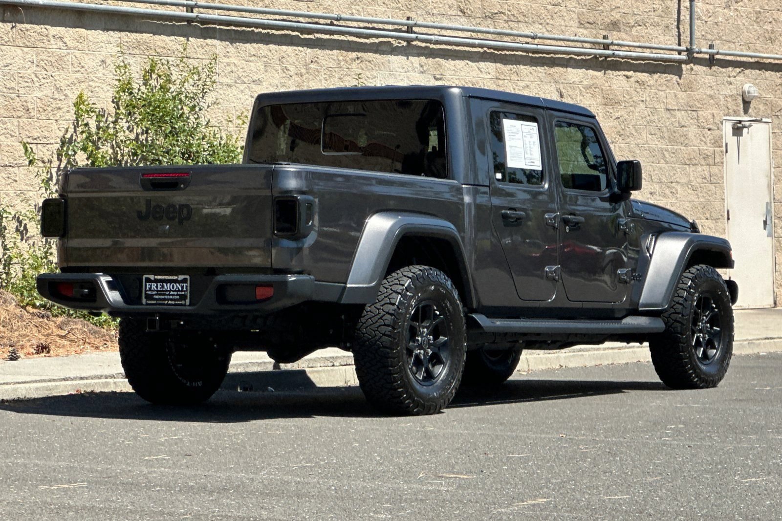 Used 2025 Jeep Gladiator Sport AWD/4WD image 3