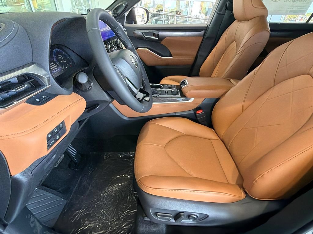 New 2026 Toyota Highlander Platinum AWD/4WD image 17