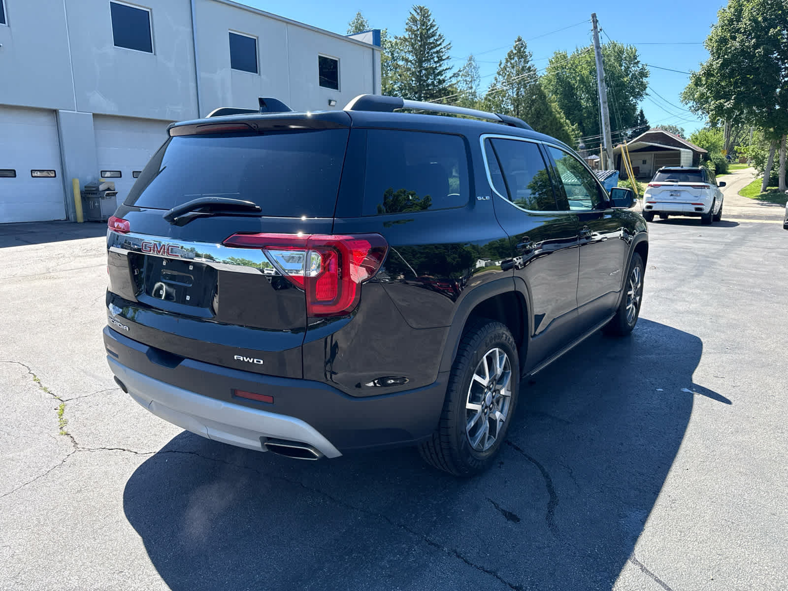 Used 2023 GMC Acadia SLE w/ Driver Convenience Package AWD/4WD image 3