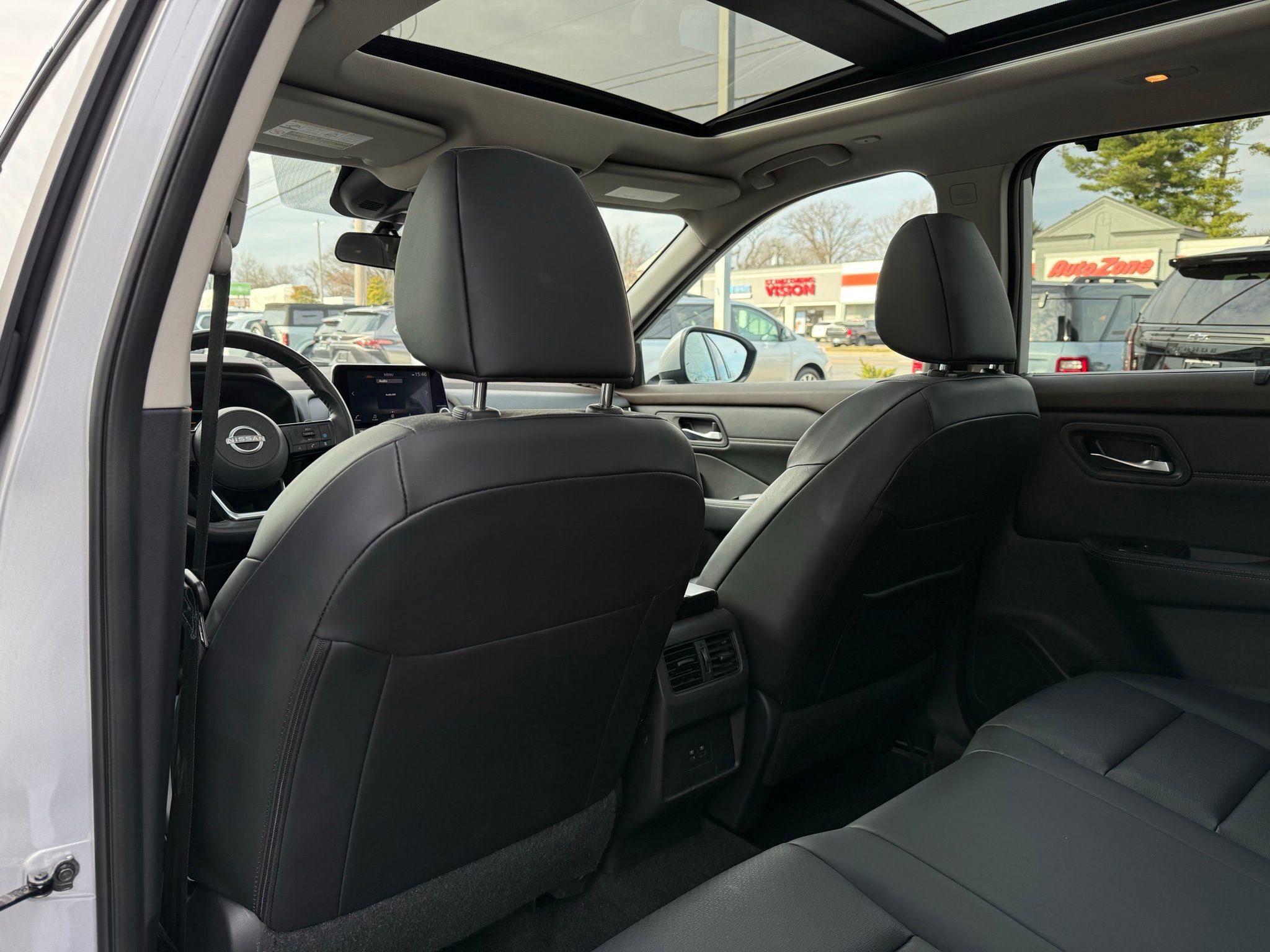 Used 2023 Nissan Rogue SV w/ SV Premium B Package image 39