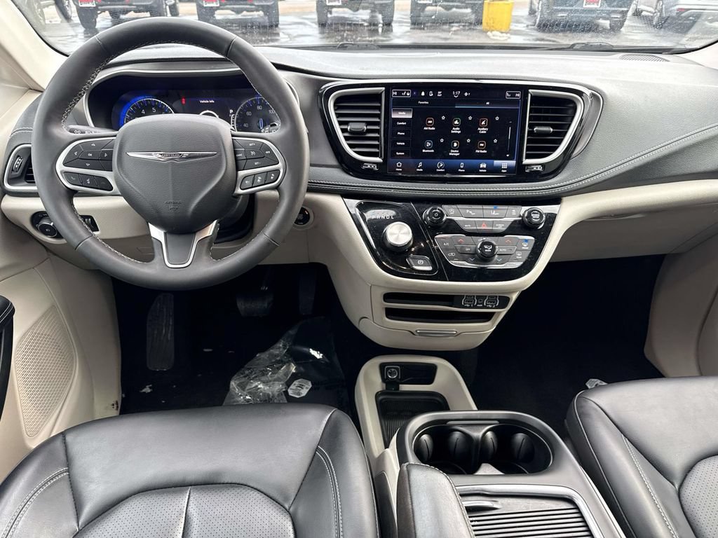 Used 2023 Chrysler Pacifica Touring-L AWD/4WD image 3