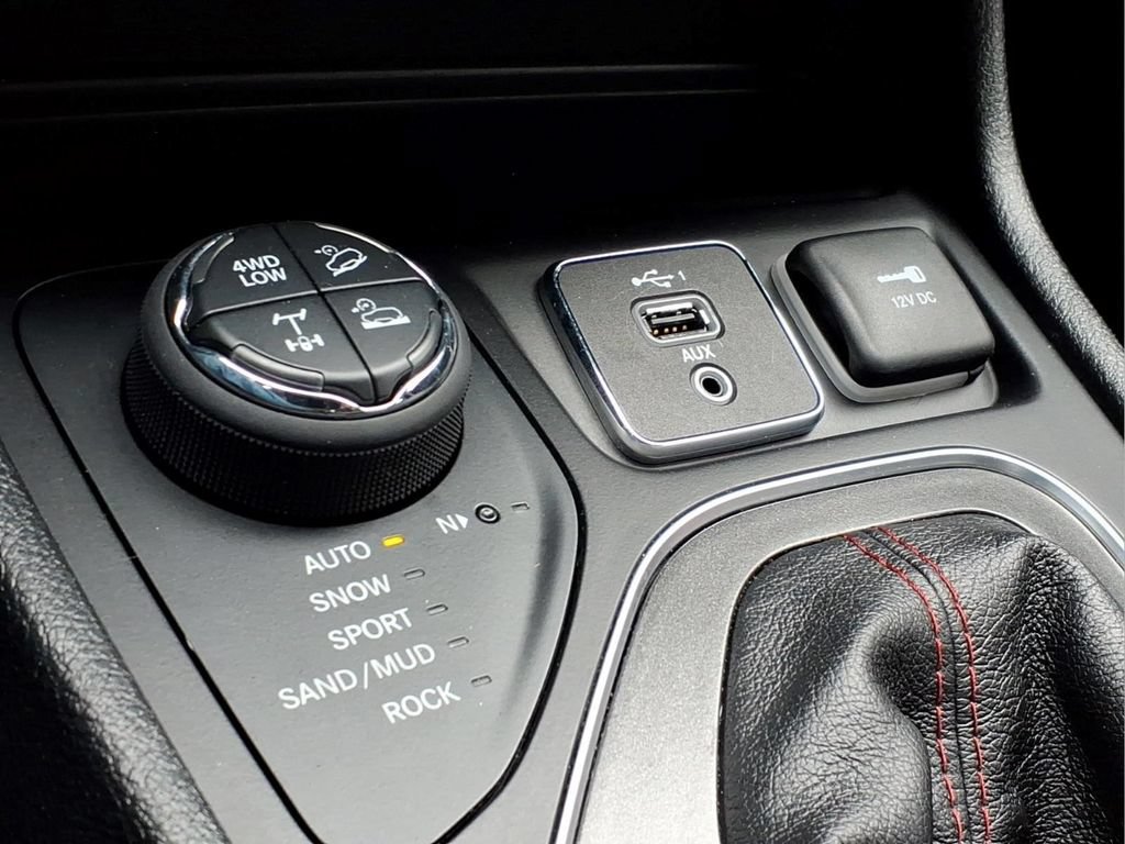 Used 2019 Jeep Cherokee Trailhawk w/ Cold Weather Group AWD/4WD image 14
